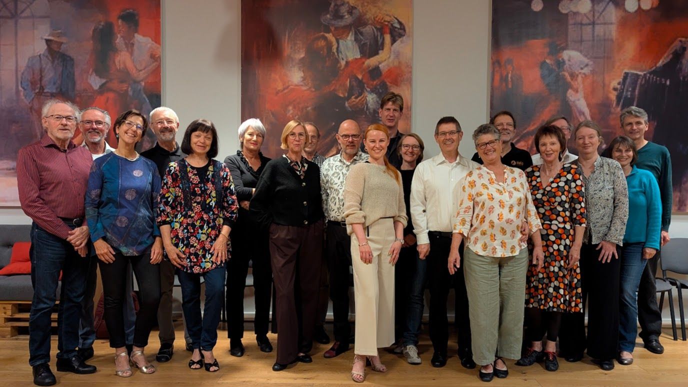 TangoSchopfheim e.V. Mitglieder vor Tango-Gemälden